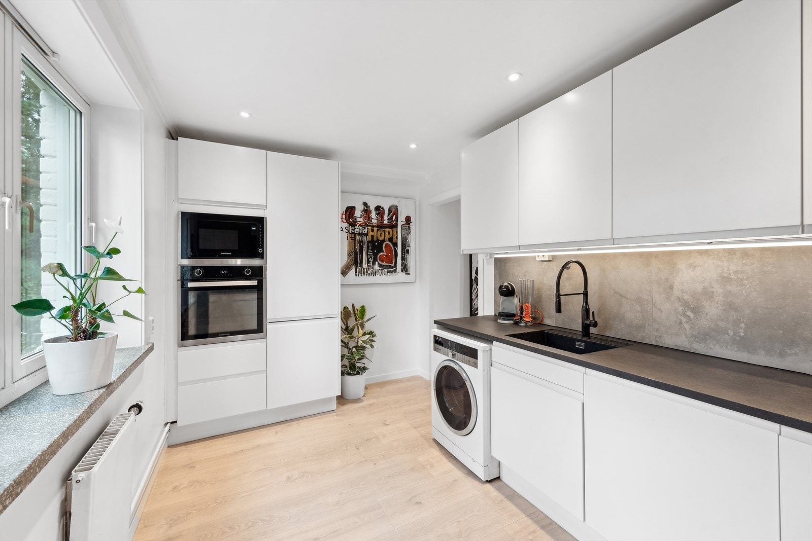 Integrert platetopp, stekeovn, mikrobølgeovn, vinskap,
oppvaskmaskin og kjøle/fryseskap Galleribilde