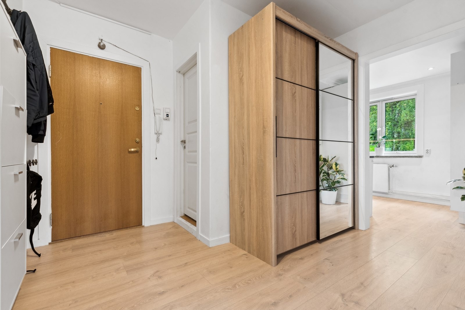 Lyst og flott entré, her kan du enkelt legge fra deg sko og yttertøy Galleribilde