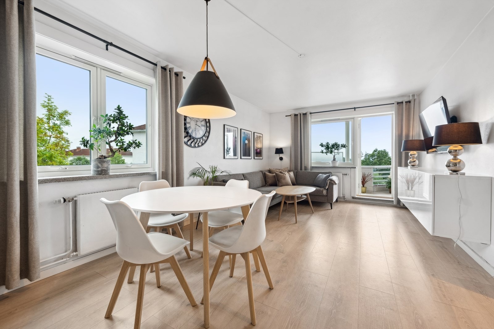 Leilighetens stue er romslig og gulv er av laminat som gir et stilrent og moderne preg. Galleribilde