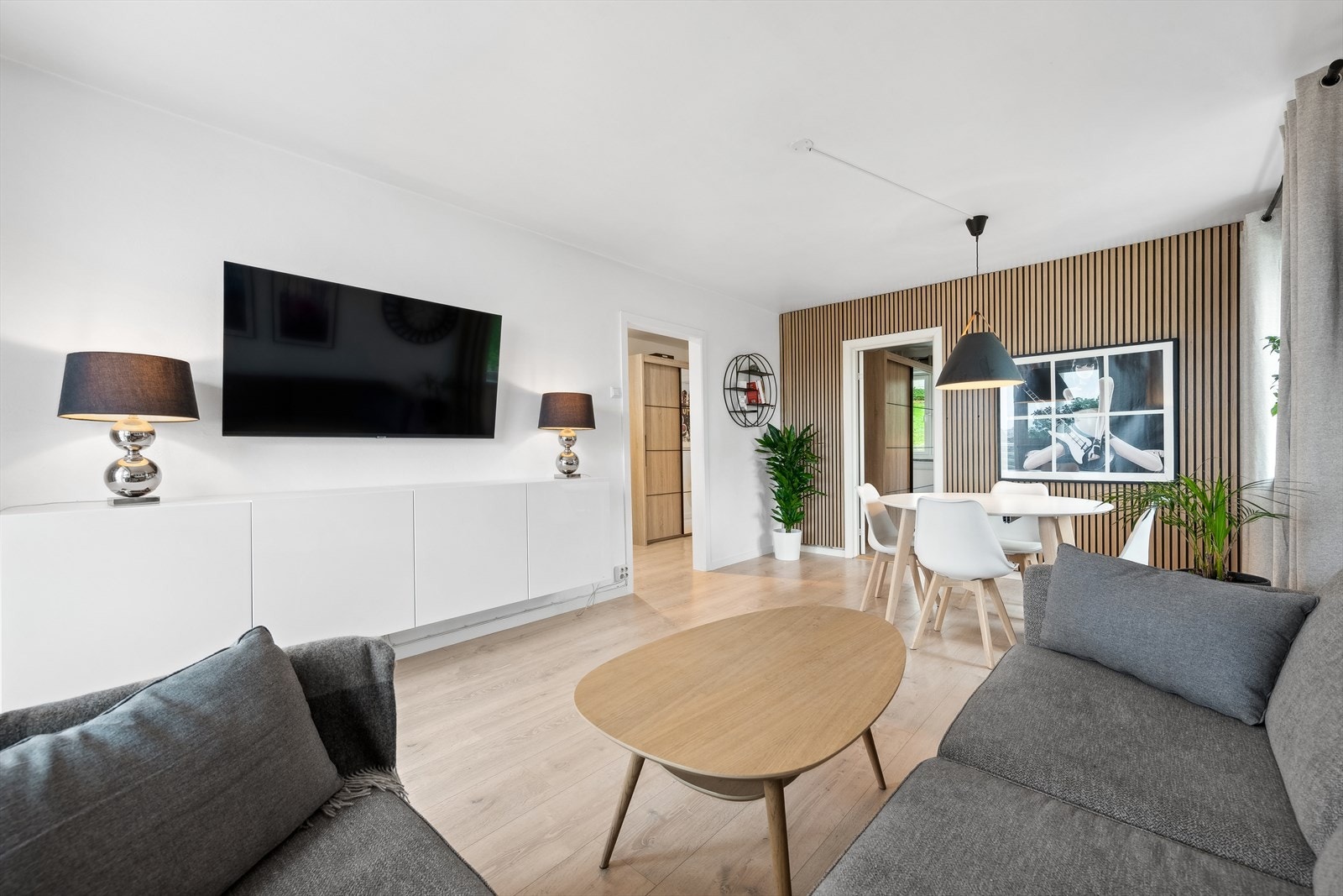 Det er naturligvis mer enn nok plass til et middagsbord hvor du kan nyte gode måltider i enda bedre selskap. Galleribilde