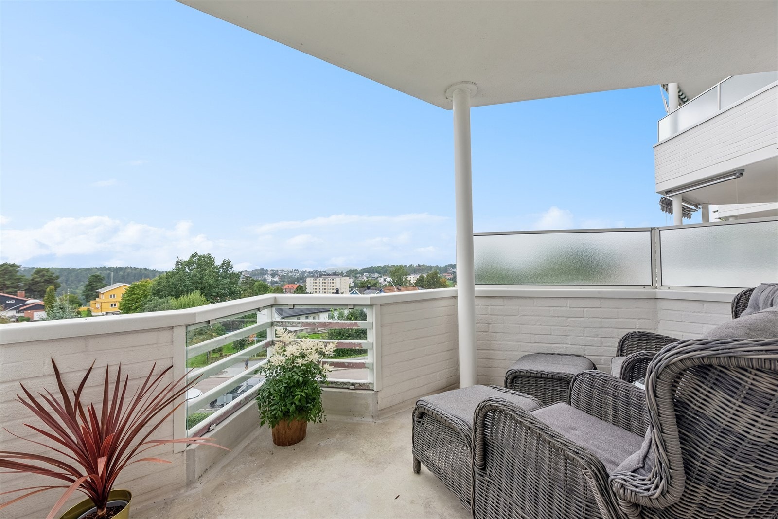 Balkongen er vest vendt noe som vil gi deg gode solforhold. Galleribilde