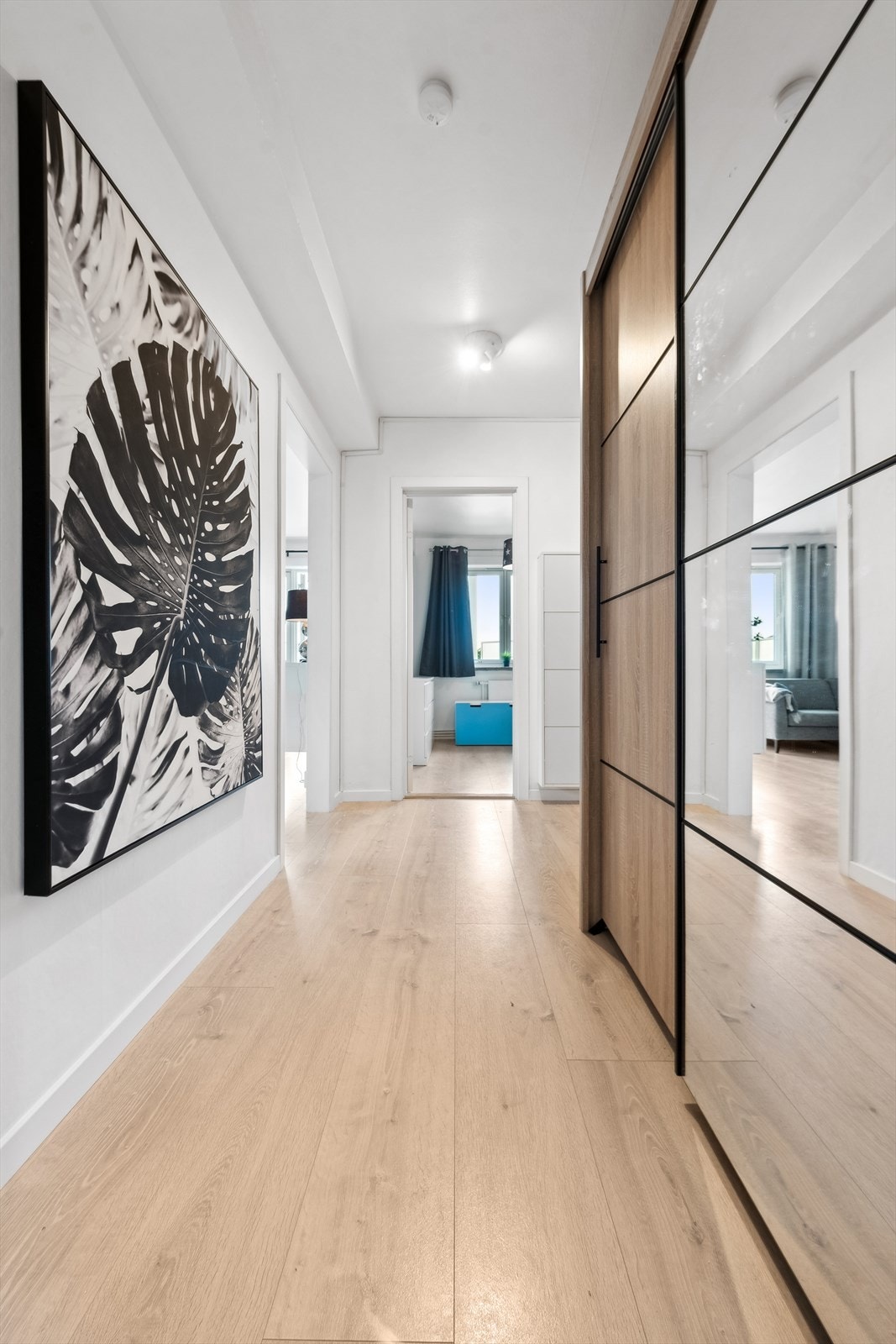 Inngangspartiet gir et godt førsteinntrykk som setter tonen for resten av leiligheten Galleribilde