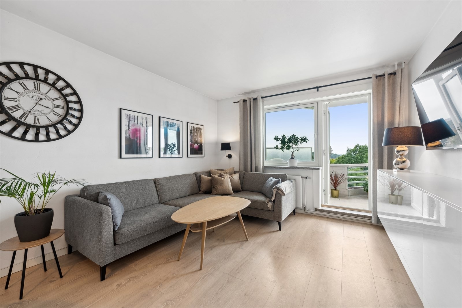 De store vinduene i stuen bidrar til en lys og hyggelig atmosfære Galleribilde