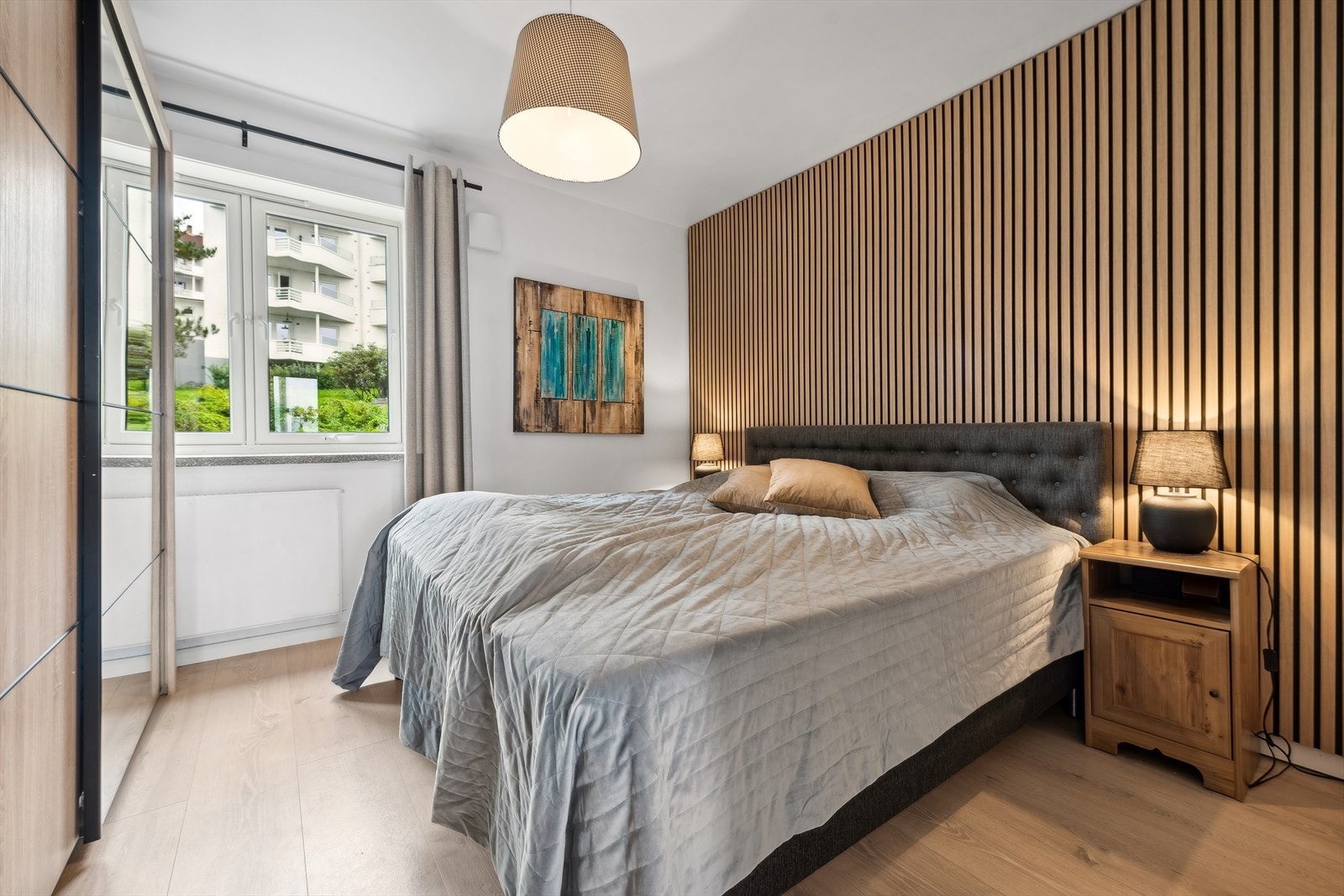 Romslig soverom med store vinduer som slipper inn rikelig med naturlig lys Galleribilde