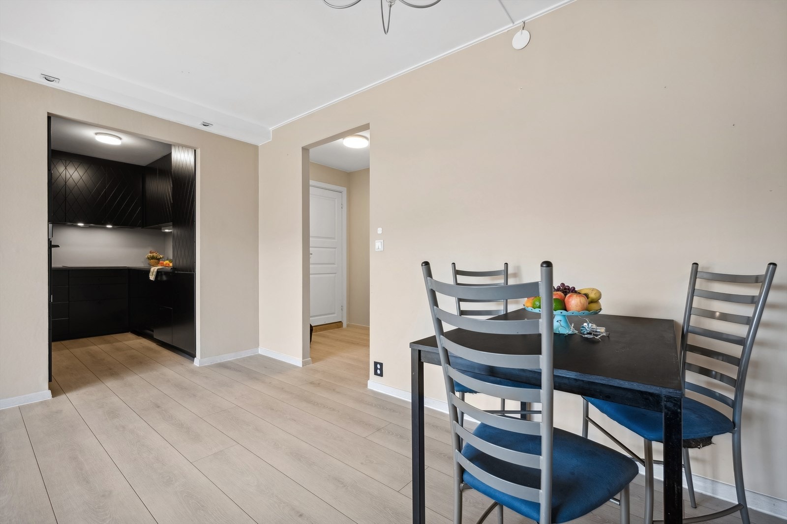 Romslig stue med mange innredningsmuligheter. Galleribilde