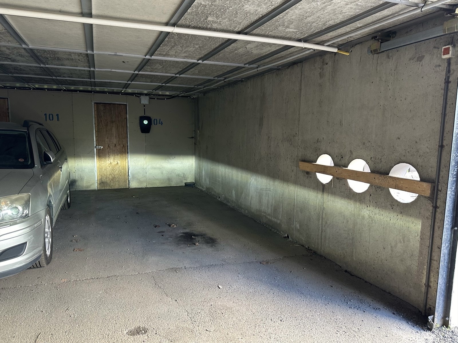 Det medfølger egen garasjeplass med elbillader i lukket fellesanlegg. Bod tilknyttet plassen på ca. 3m². Galleribilde