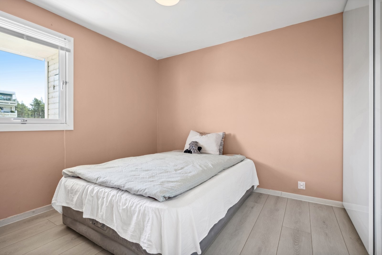 Boligen byr på et flott og romslig soverom med god plass til både seng, nattbord og garderobeskap. Galleribilde