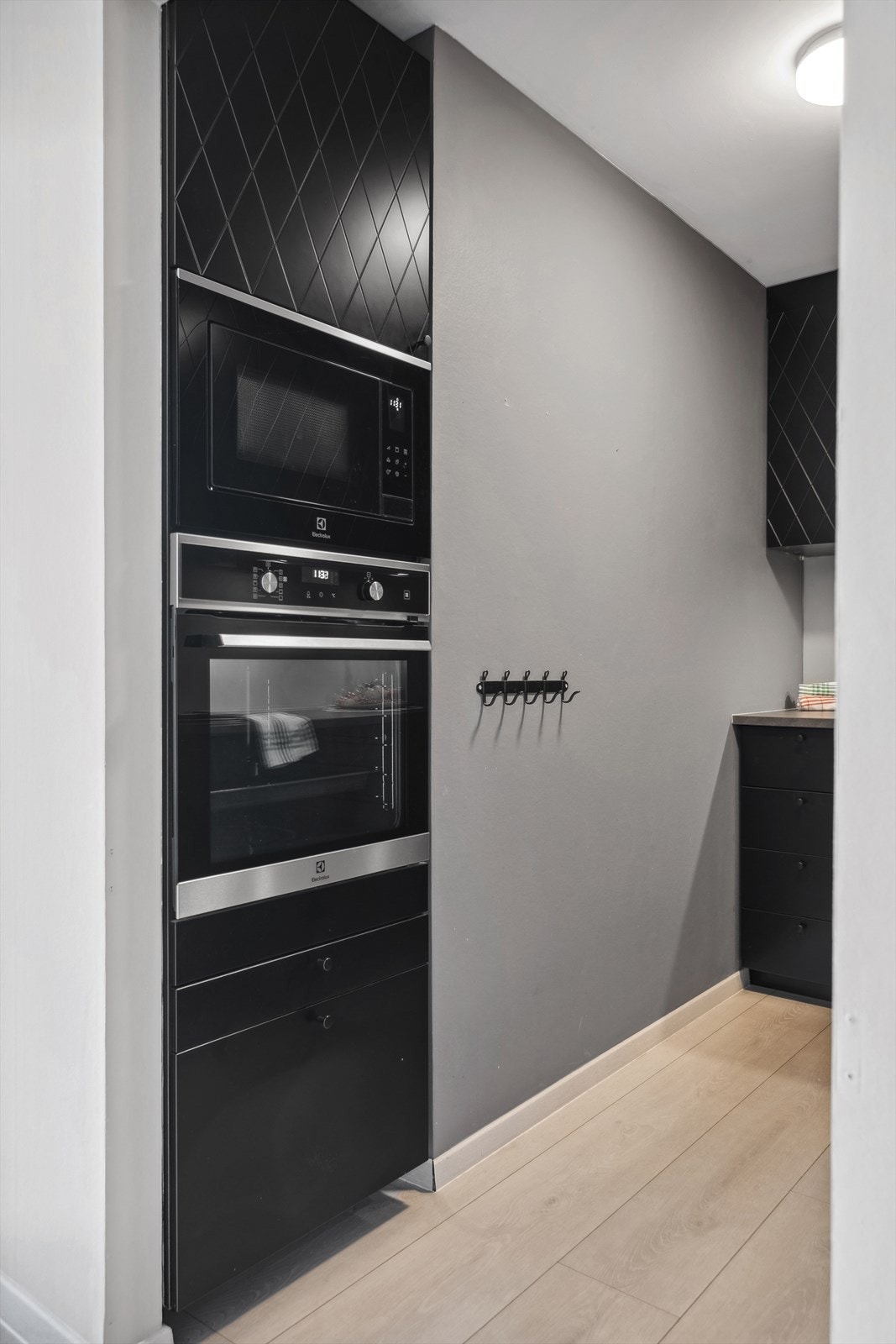 Kjøkkenet har platetopp, oppvaskmaskin, stekeovn, mikrobølgeovn og kjøl/fryseskap. Galleribilde