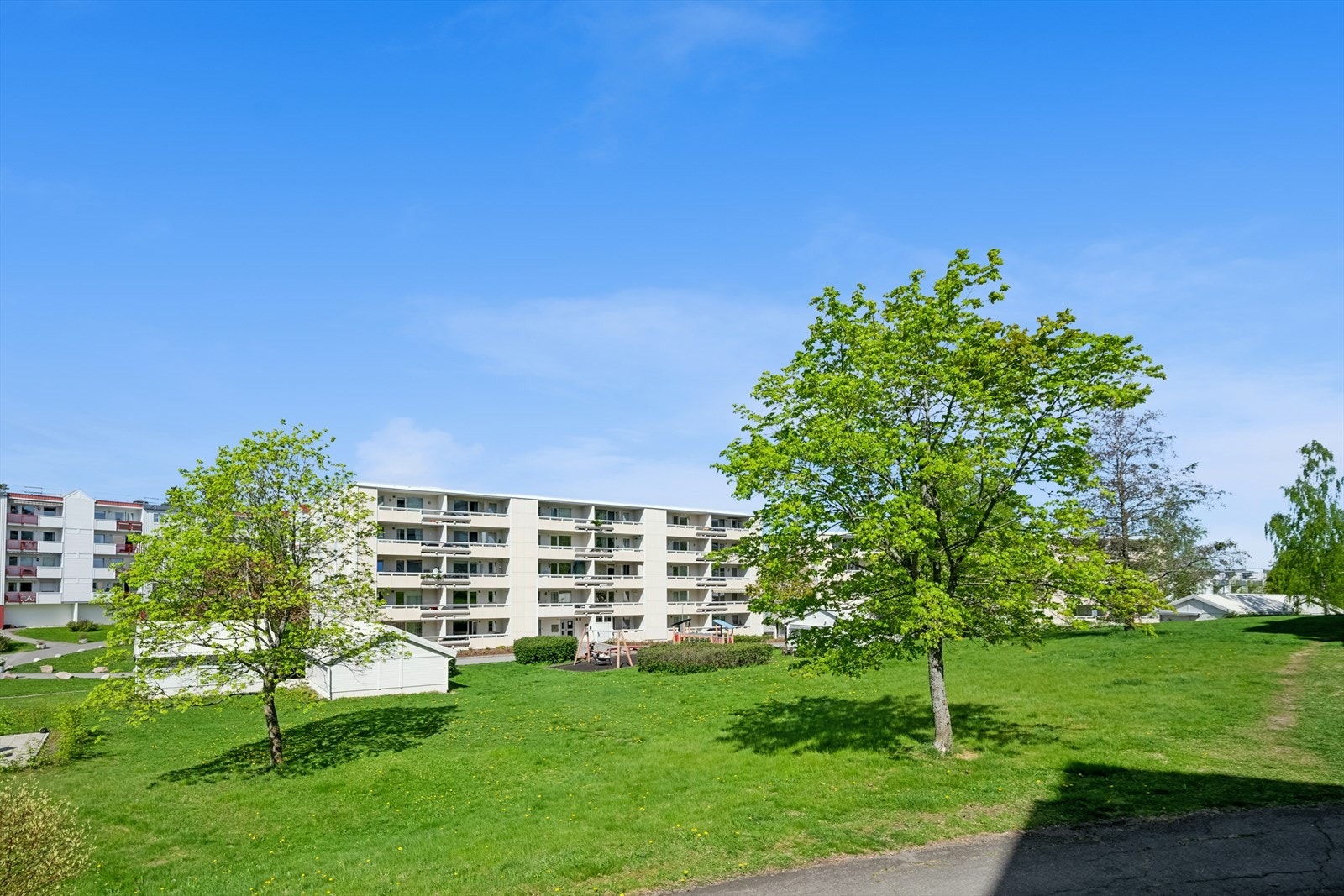 Området har nærhet til skoler, barnehager, offentlig kommunikasjon, flotte rekreasjonsområder, samt et rikt utvalg av fasiliteter og servicetilbud. Galleribilde