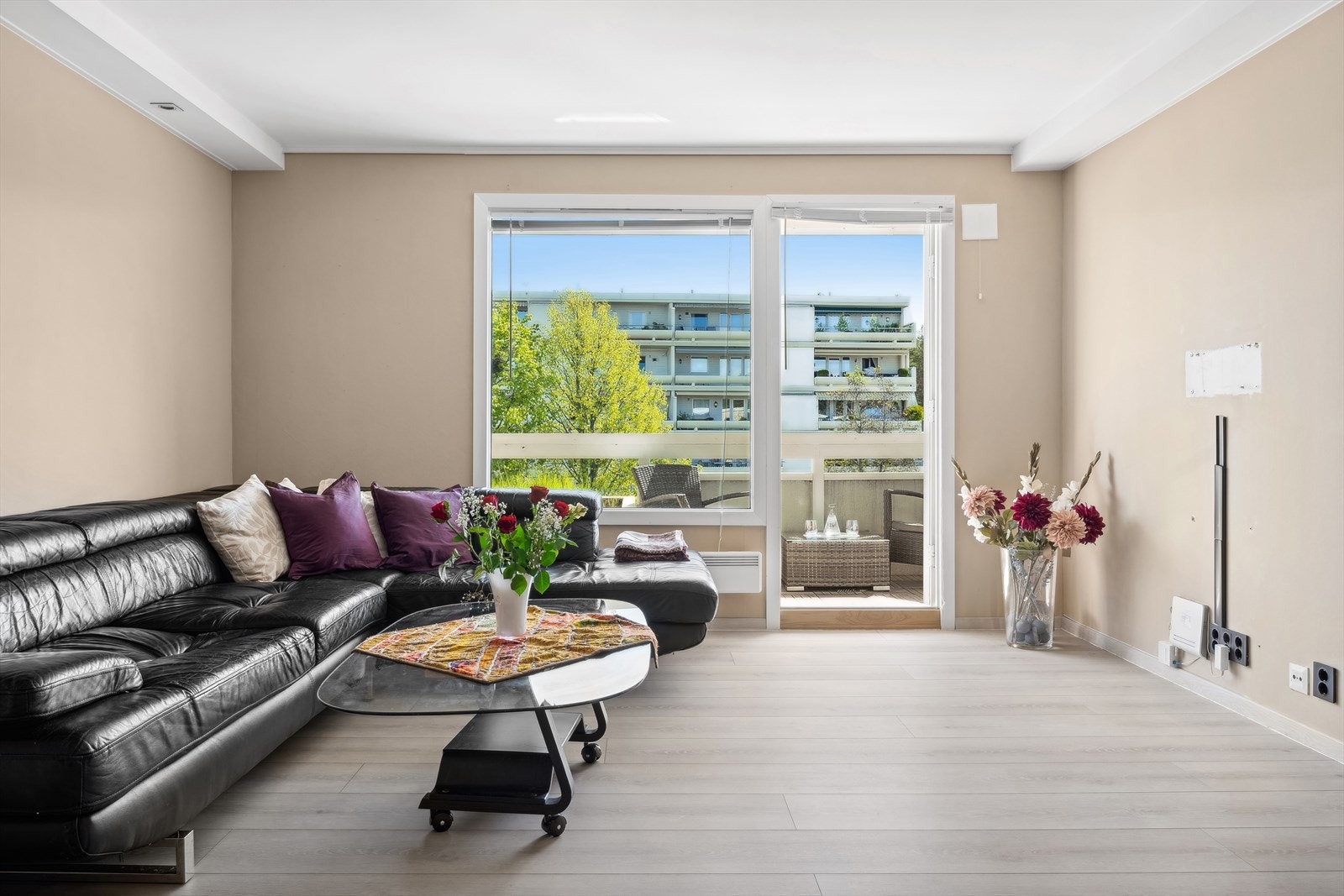 Lys og romslig stue med god plass til sofa, bord, spisegruppe og tv med tilhørende møblement. Galleribilde