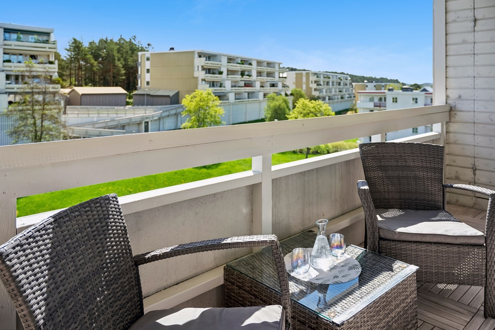 På balkongen er det god plass til sittegruppe, og blir en naturlig forlengelse av stuen på sommerhalvåret. Galleribilde