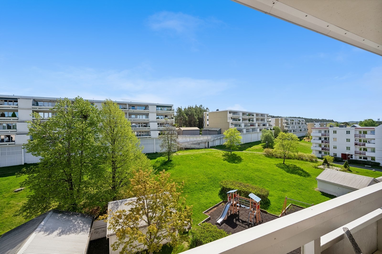 Flott utsyn fra balkongen. Praktisk bod på ende målt til ca. 2m². Galleribilde