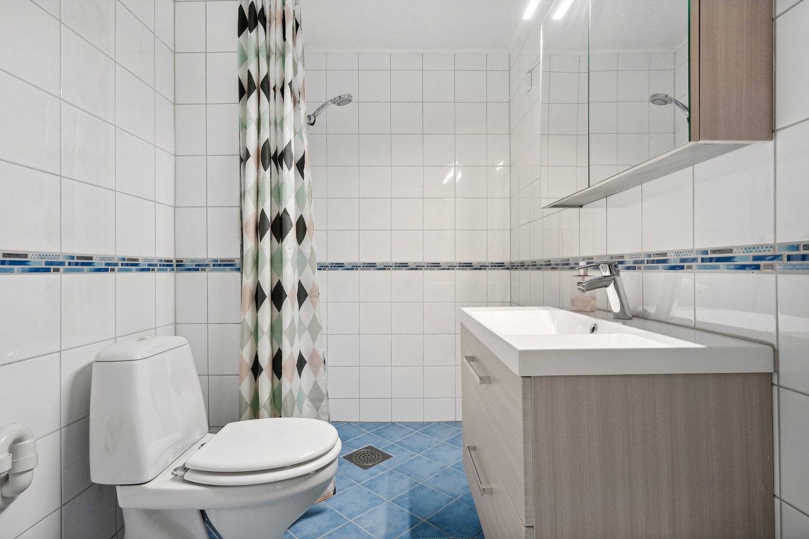 Baderomsinnredning med glatte, folierte fronter og heldekkende
servant. Galleribilde