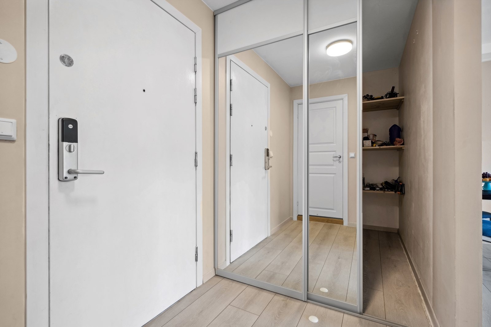 Romslig entré med en stor walk-in-closet/garderobe som kan innredes etter behov. Galleribilde