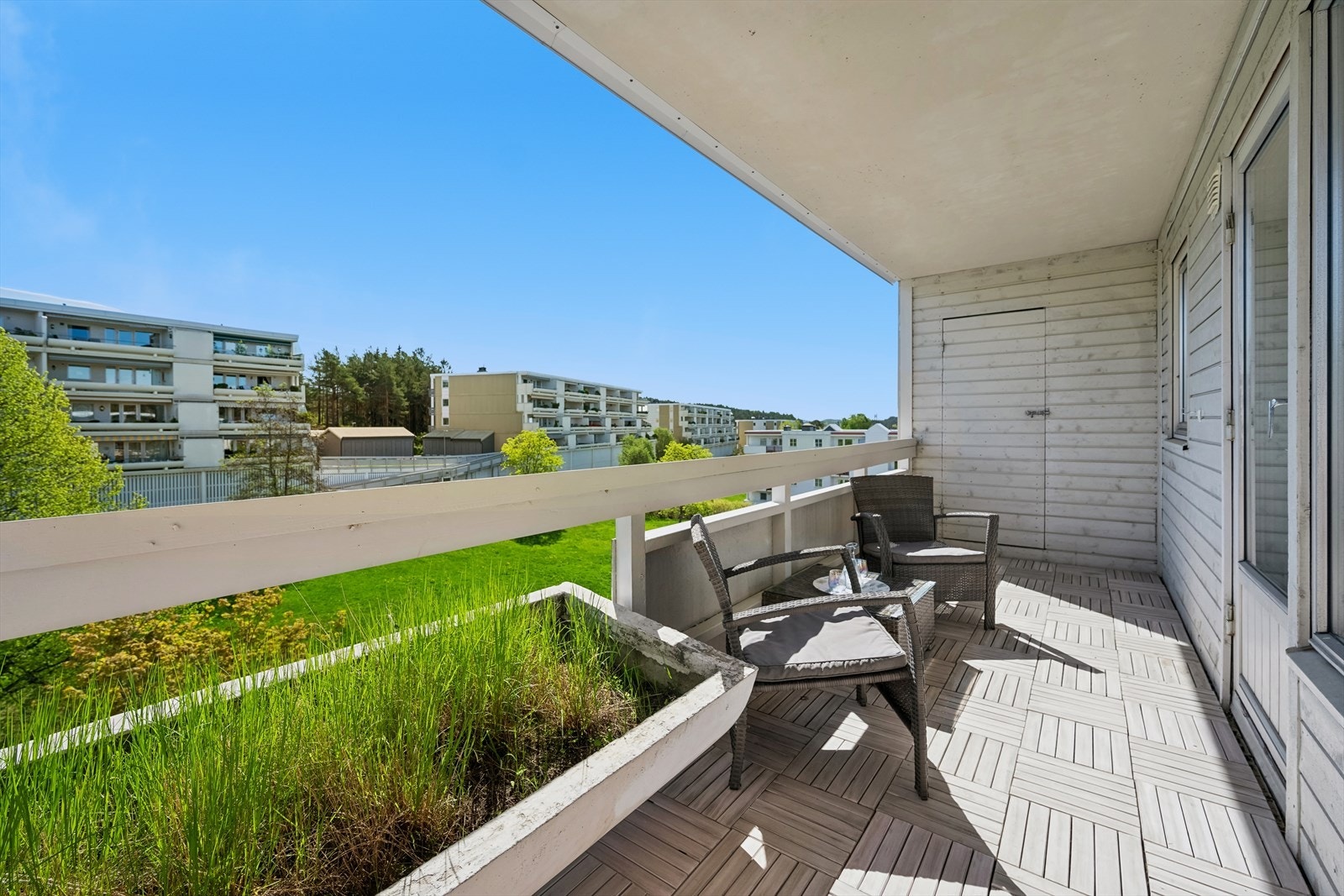 Utgang fra stuen til østvendt balkong på ca. 10m². På balkongen er det god plass til sittegruppe, og blir en naturlig forlengelse av stuen på sommerhalvåret. Galleribilde