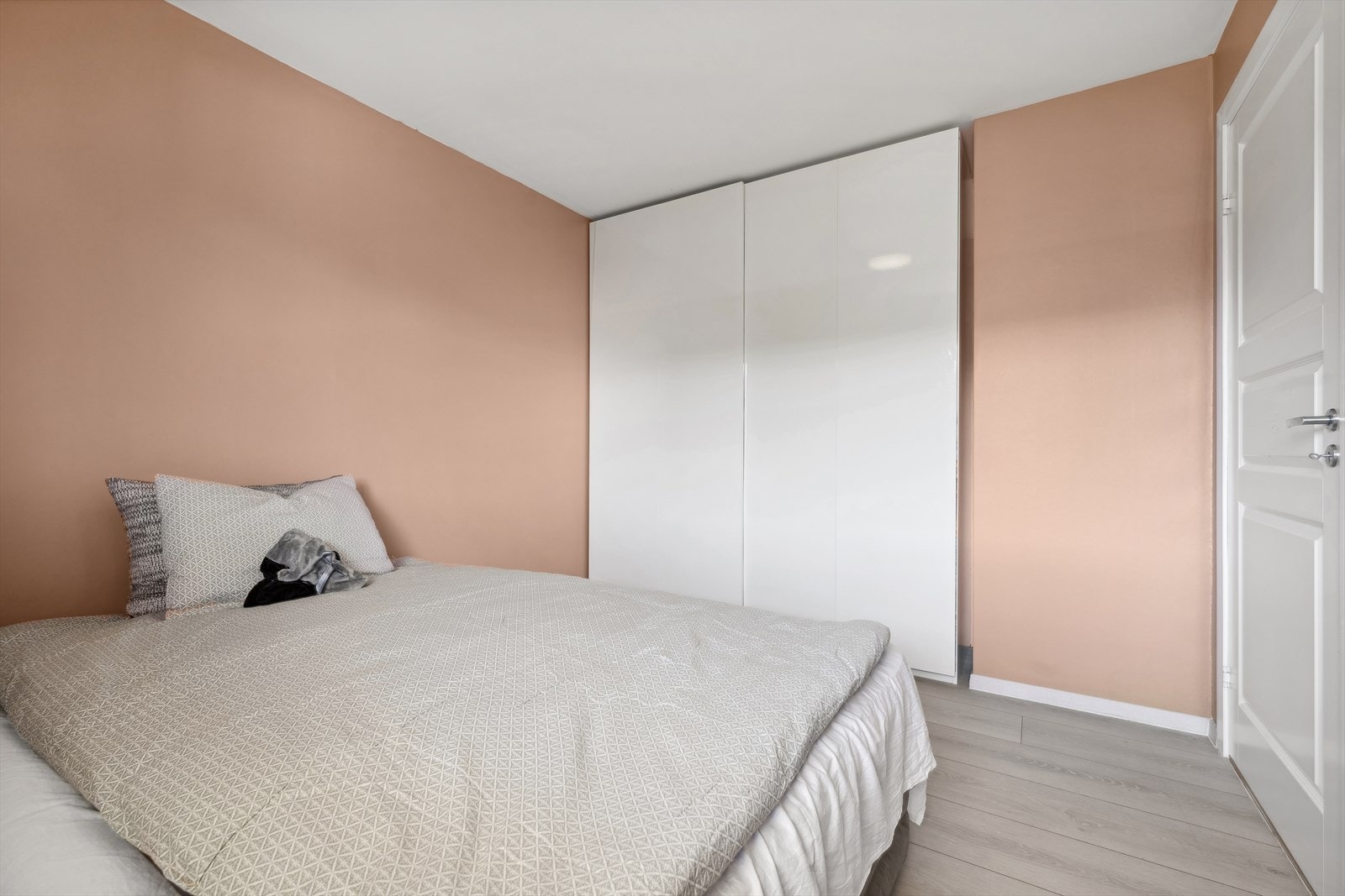 Garderoben følger med salget. Galleribilde