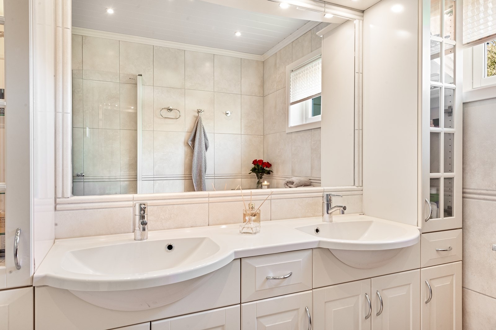 Baderommet ligger i boligens første etasje. Galleribilde