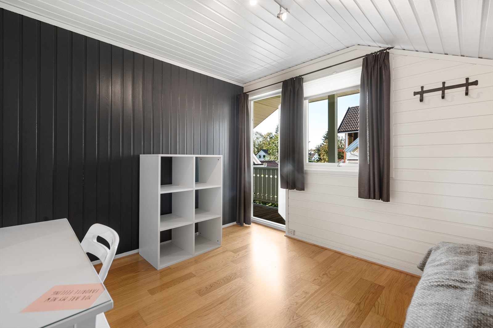 Ett soverom i andre etasje har egen utgang til balkong. Galleribilde