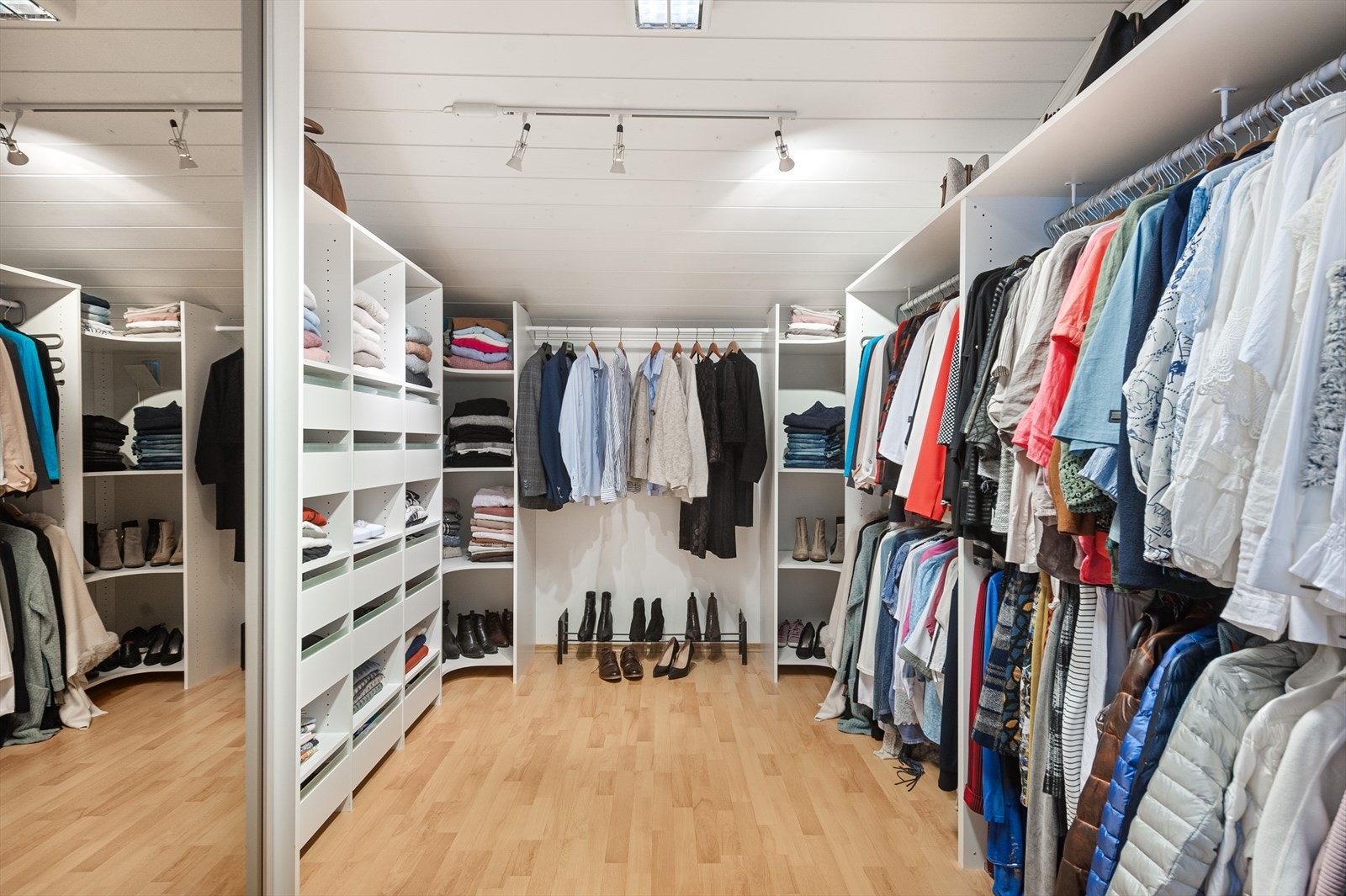 Innenfor soverommet er det egen walk-in garderobe (bod). Galleribilde