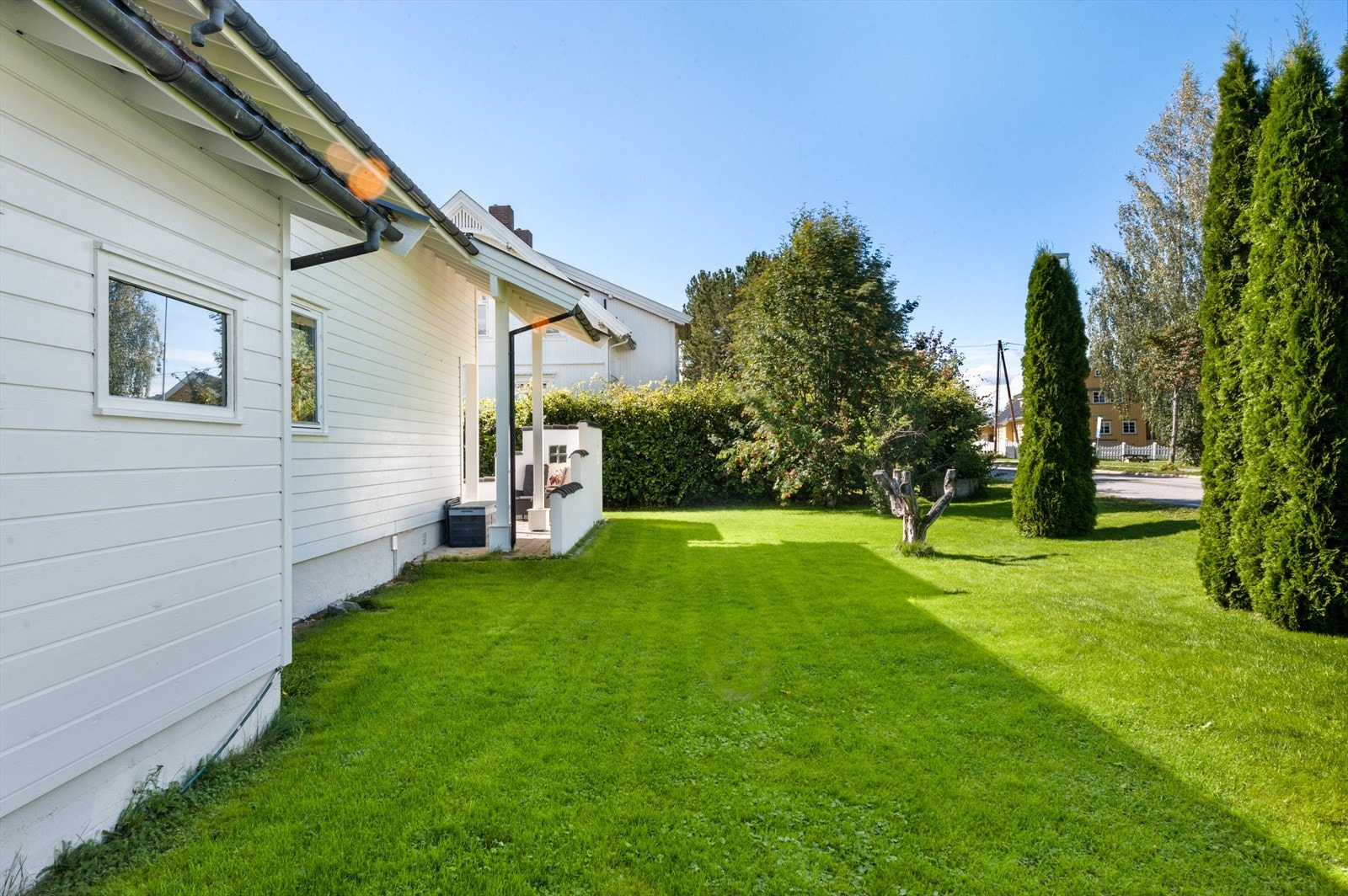 I hagen er det boltreplass og muligheter for å tilfredsstille de med grønne fingre. Galleribilde