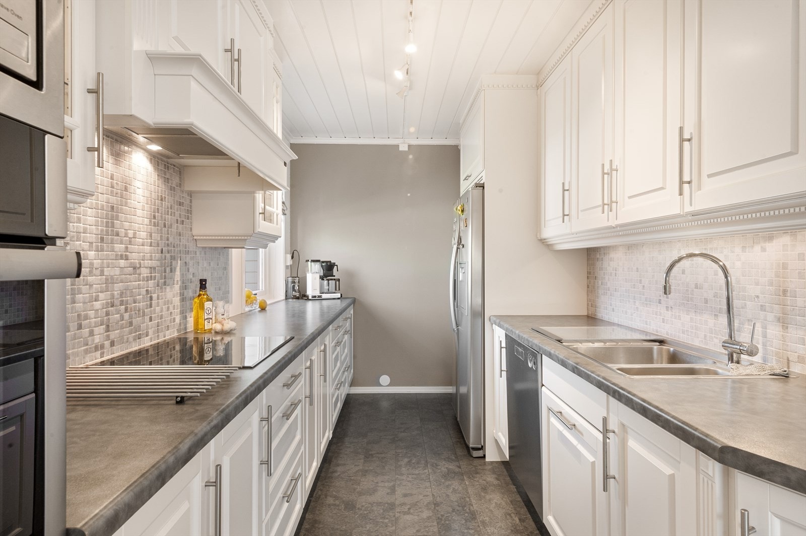 Her har du rikelig med oppbevaringsplass i skuffer og skap samt arbeidsrom ved kjøkkenbenken. Galleribilde