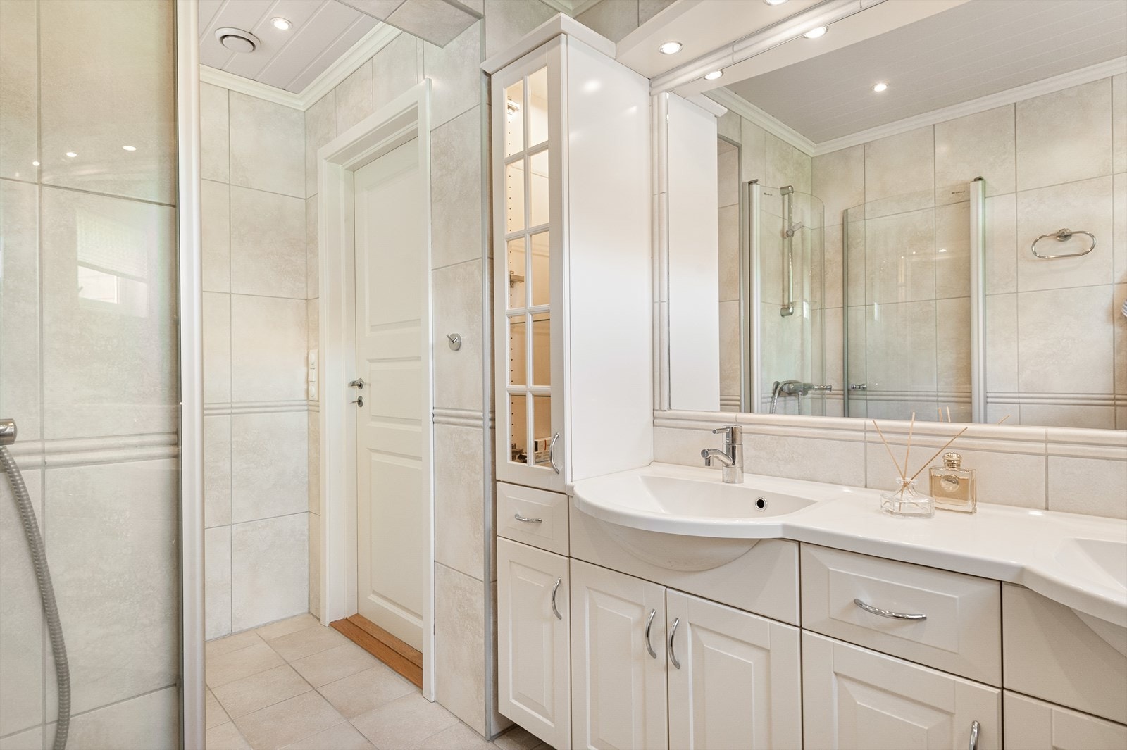 Rommet er utstsyrt med toalett, dusjhjørne og baderomsinnredning. Galleribilde