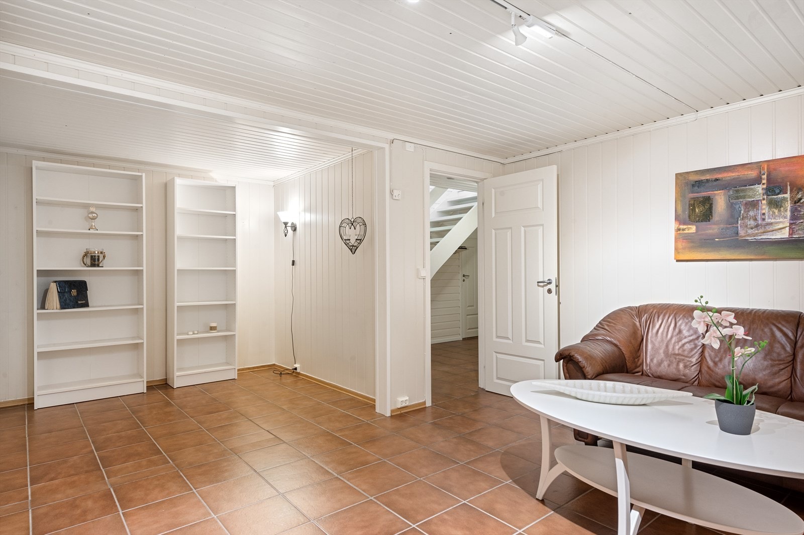 Det er etablert kjellerstue og soverom i kjelleren, som ikke er omsøkt og tilfredsstiller ikke krav til oppholdsrom. Galleribilde