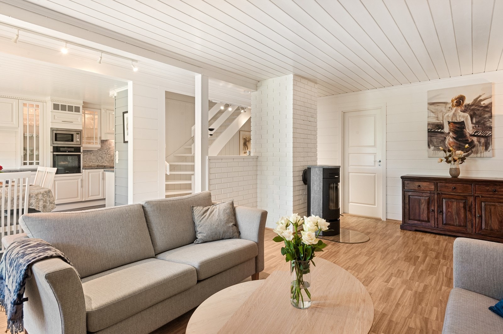 Stuen i første etasje har en svært god størrelse hvor det er rom for flere soner. Galleribilde