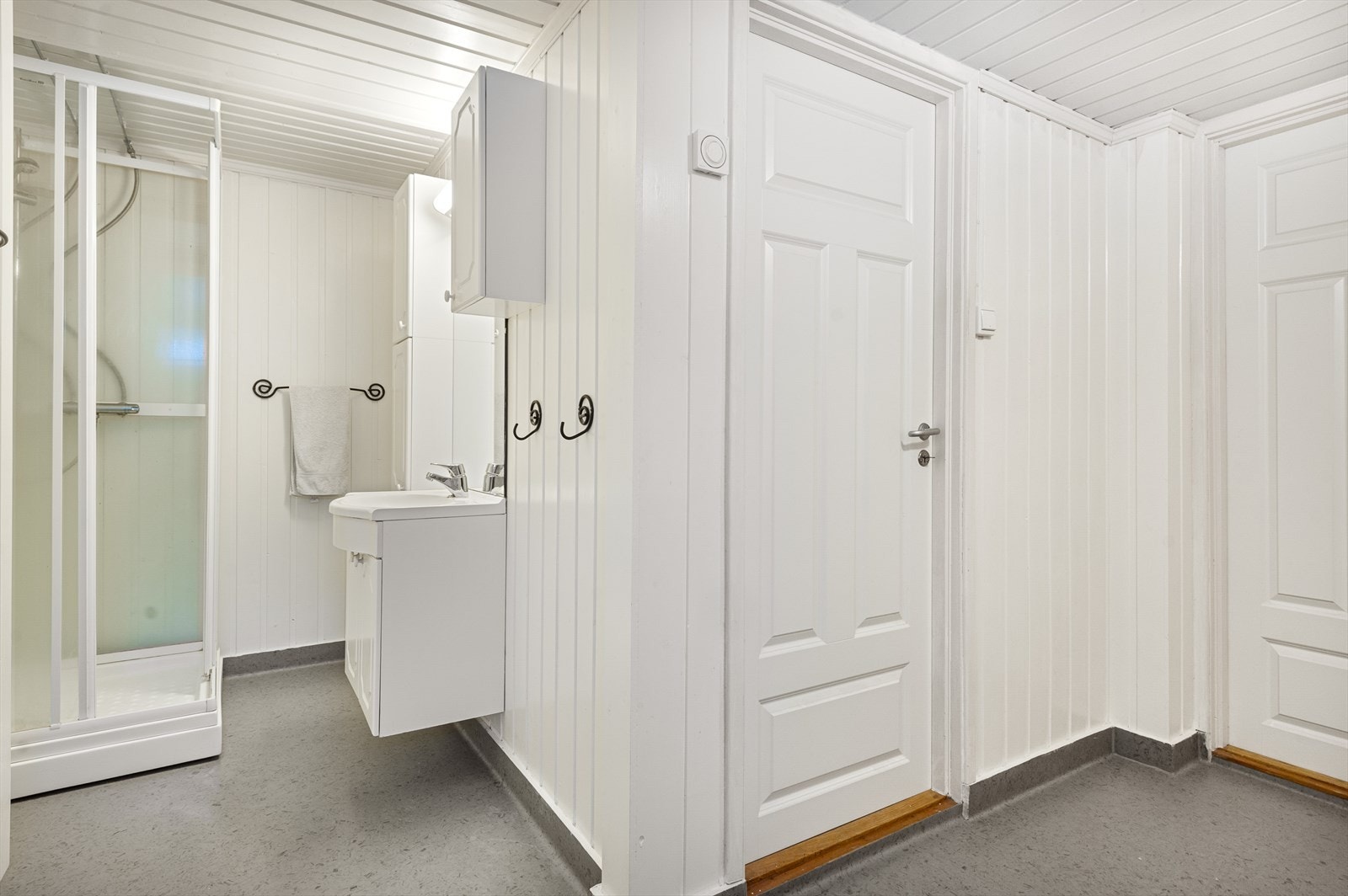 Rommet har plass med opplegg til vaskemaskin og tørketrommel samt innredning og utstyr tilpasset rommets bruk. Galleribilde