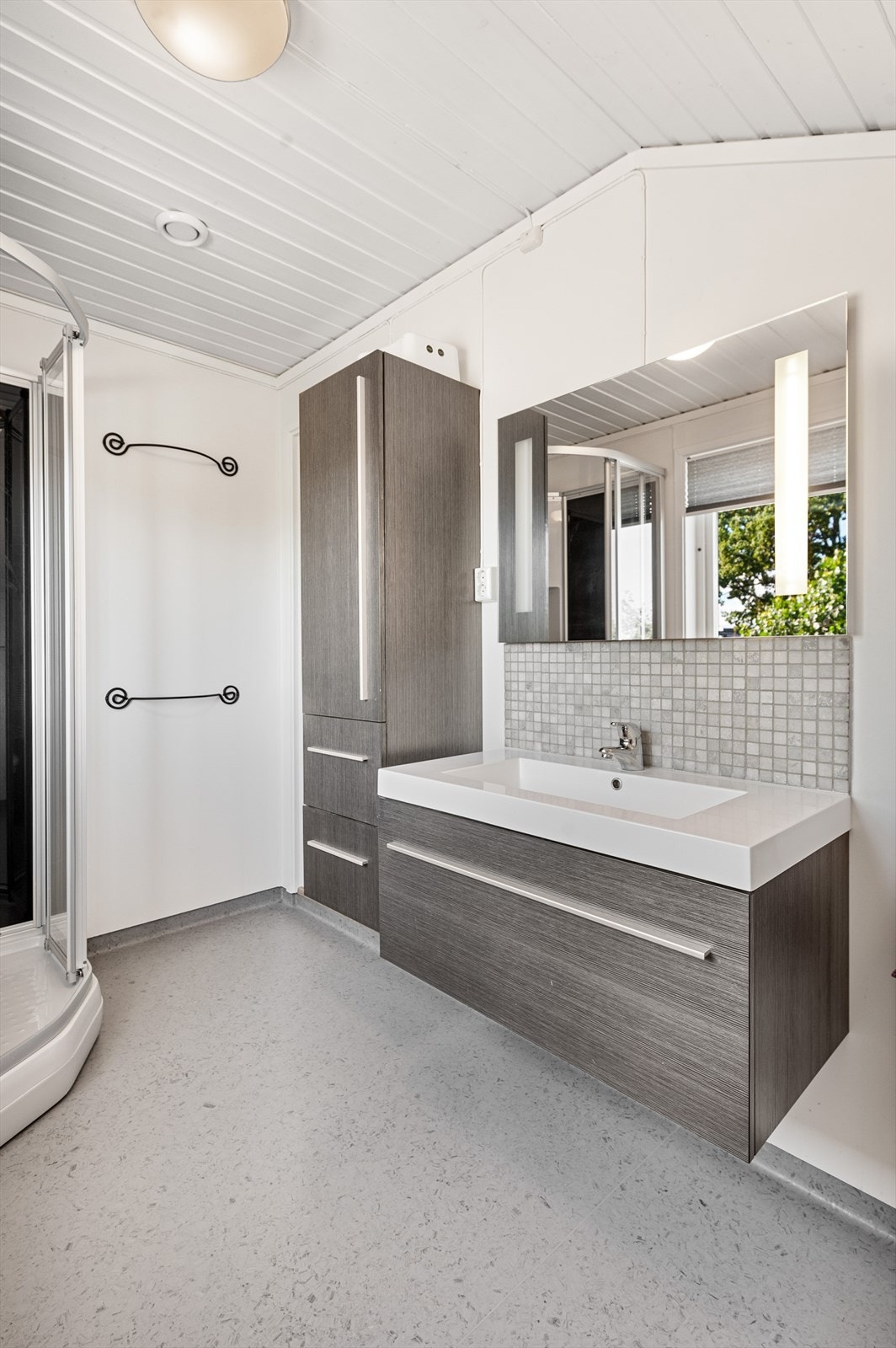 Boligen har 3 baderom, hvor dette er praktisk plassert ved soverommene i andre etasje. Galleribilde