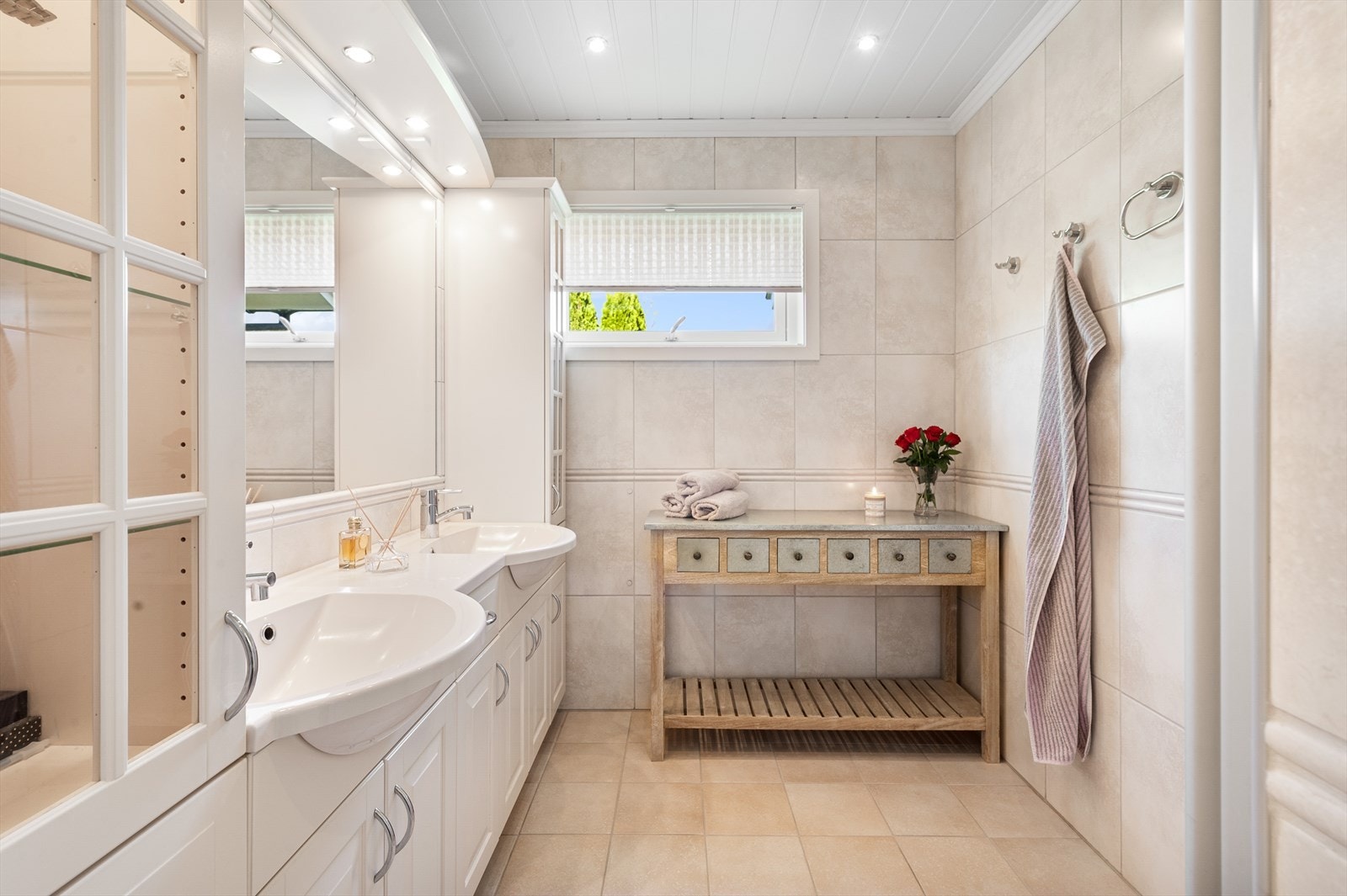 Pent, flislagt baderom med vannbåren gulvvarme og downlights i himling. Galleribilde