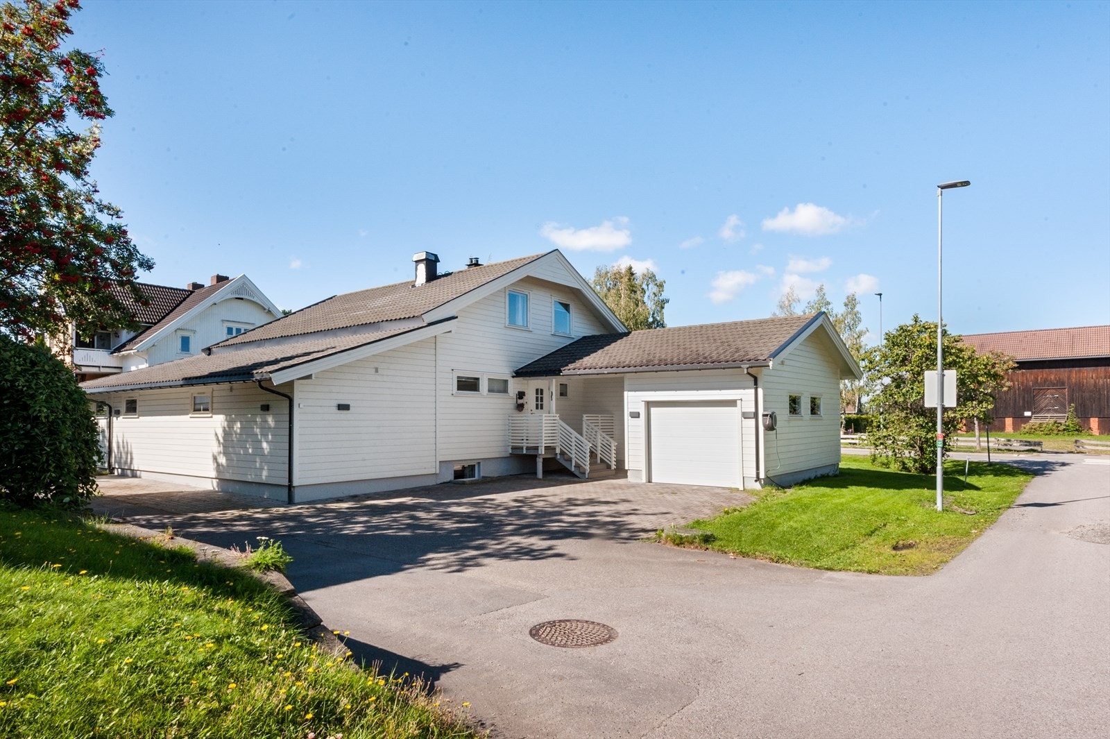Bilen kan parkeres i garasjen eller på gårdplassen som er pent opparbeidet med belegningsstein. Galleribilde