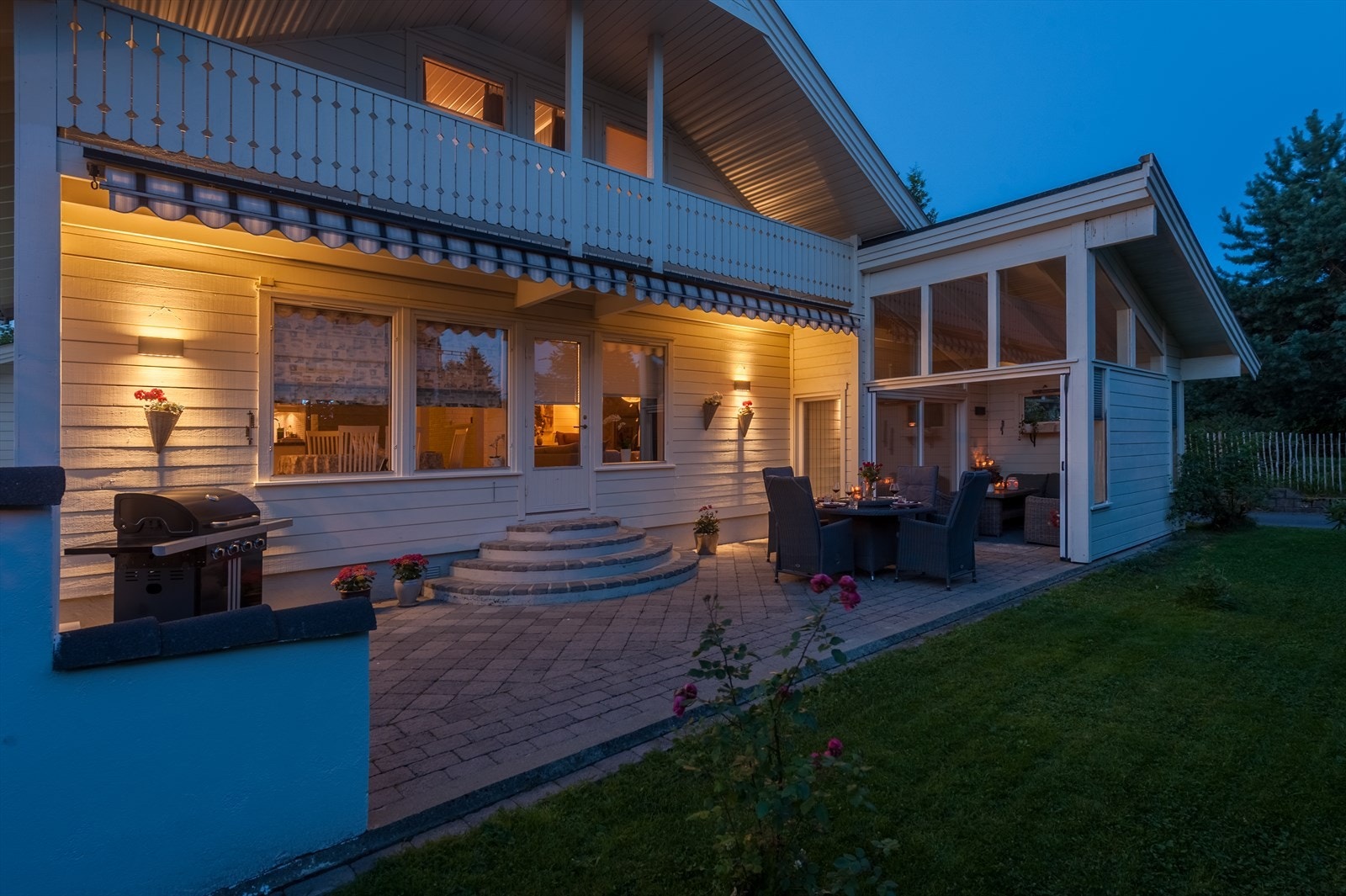 Flotte uteplasser som kan nytes på godværsdager og på kveldstimene i den lune utestuen. Galleribilde