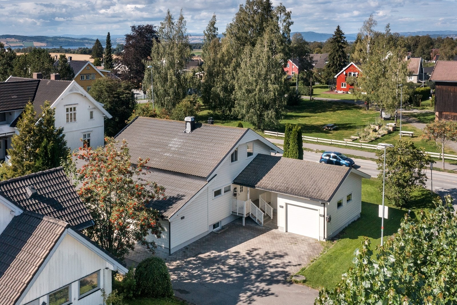 Boligen ligger fint til i et etablert boligområde med gangavstand til det meste. Galleribilde