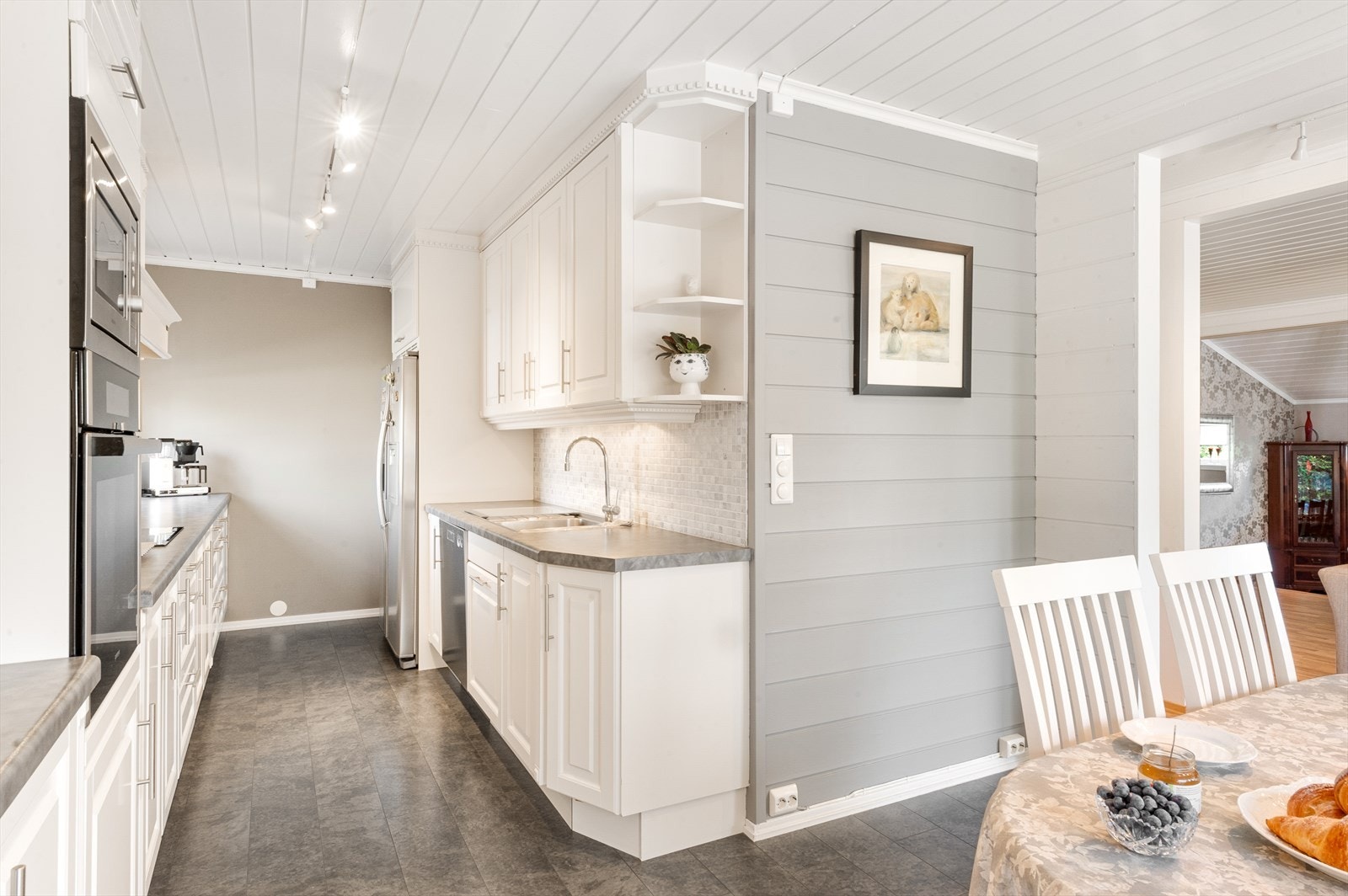 Innholdsrikt kjøkken med rom for egen spiseplass. Galleribilde