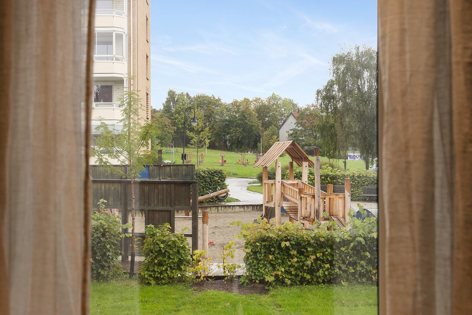 Fint utsyn fra stuen til opparbeidet gårdsrom. Galleribilde