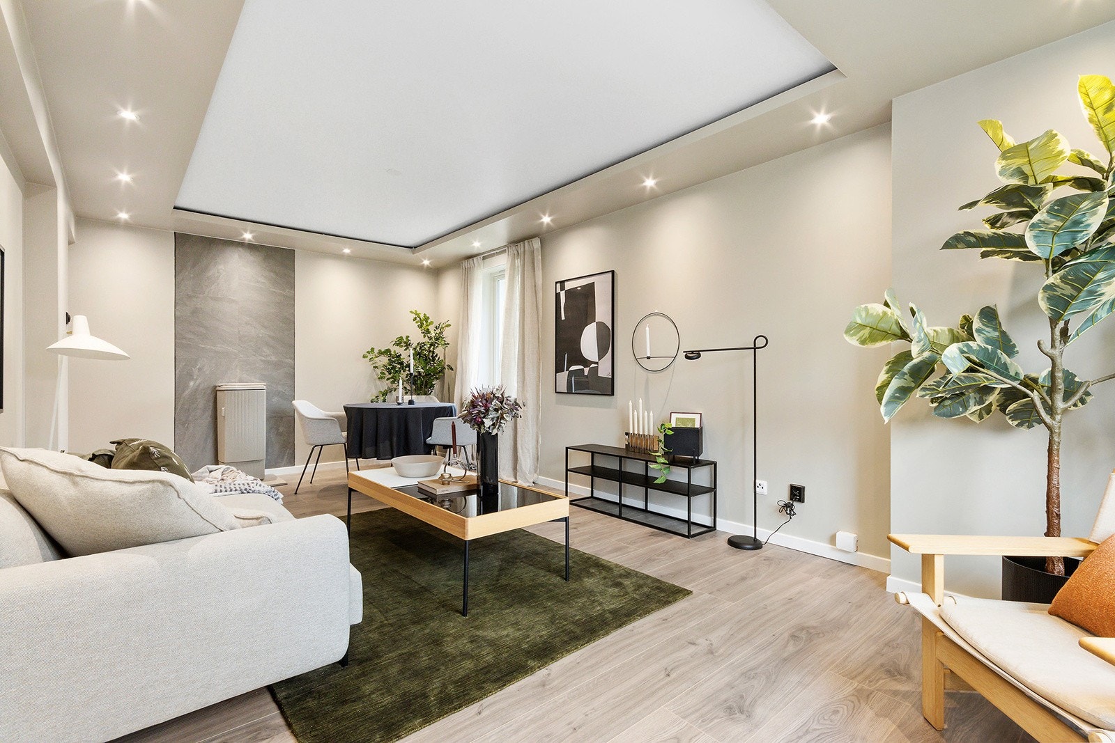 Det er downlights i himling med nedsenket kasse med led-stripe. Galleribilde