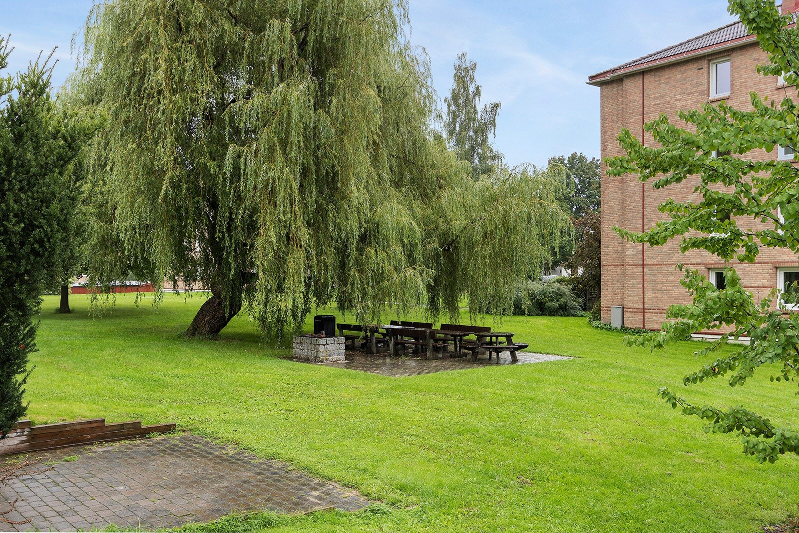 En av flere hyggelige grillplasser etablert rundt Teisen Park borettslag Galleribilde