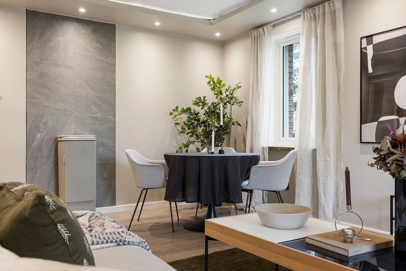 Romslig stue med plass til både sofagruppe og spisekrok. Galleribilde