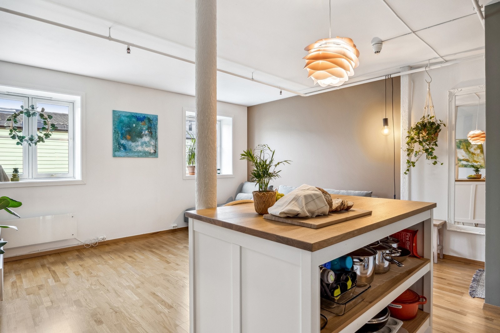 Den åpne løsningen mot stuen skaper en hyggelig atmosfære og gjør det enkelt å være sosial mens du tilbereder måltider. Galleribilde