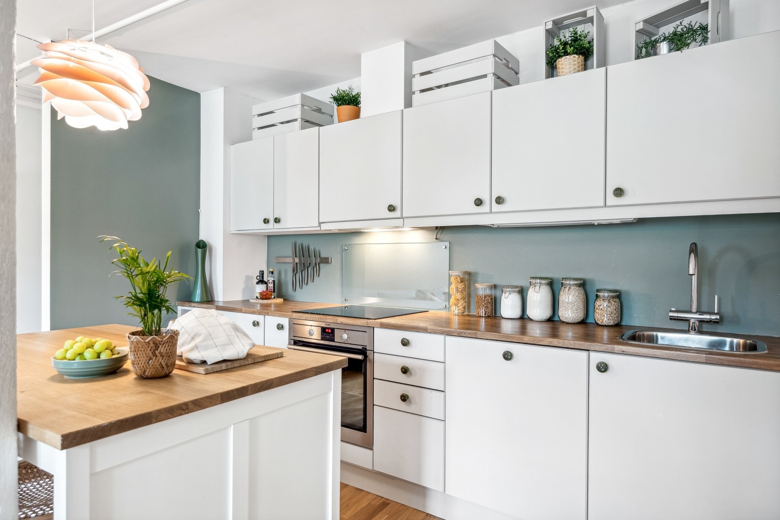 Her finner du alt du trenger for matlaging i hverdagen, med praktisk oppbevaringsplass og moderne hvitevarer som gjør matlagingen enkel og effektiv. Galleribilde