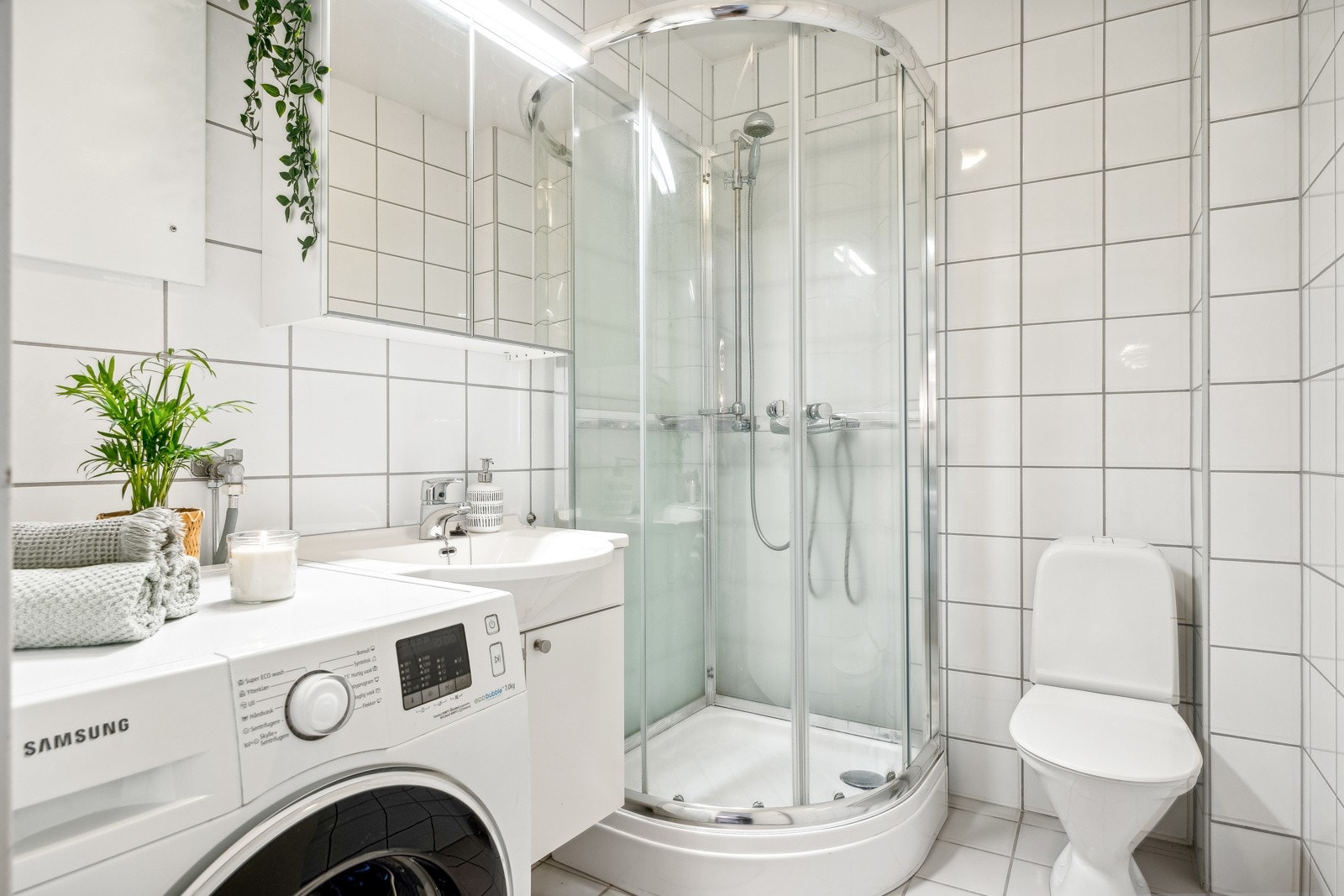 Av utstyr har du blant annet dusjkabinett, veggehengt servantinnredning og opplegg til vaskemaskin. Galleribilde