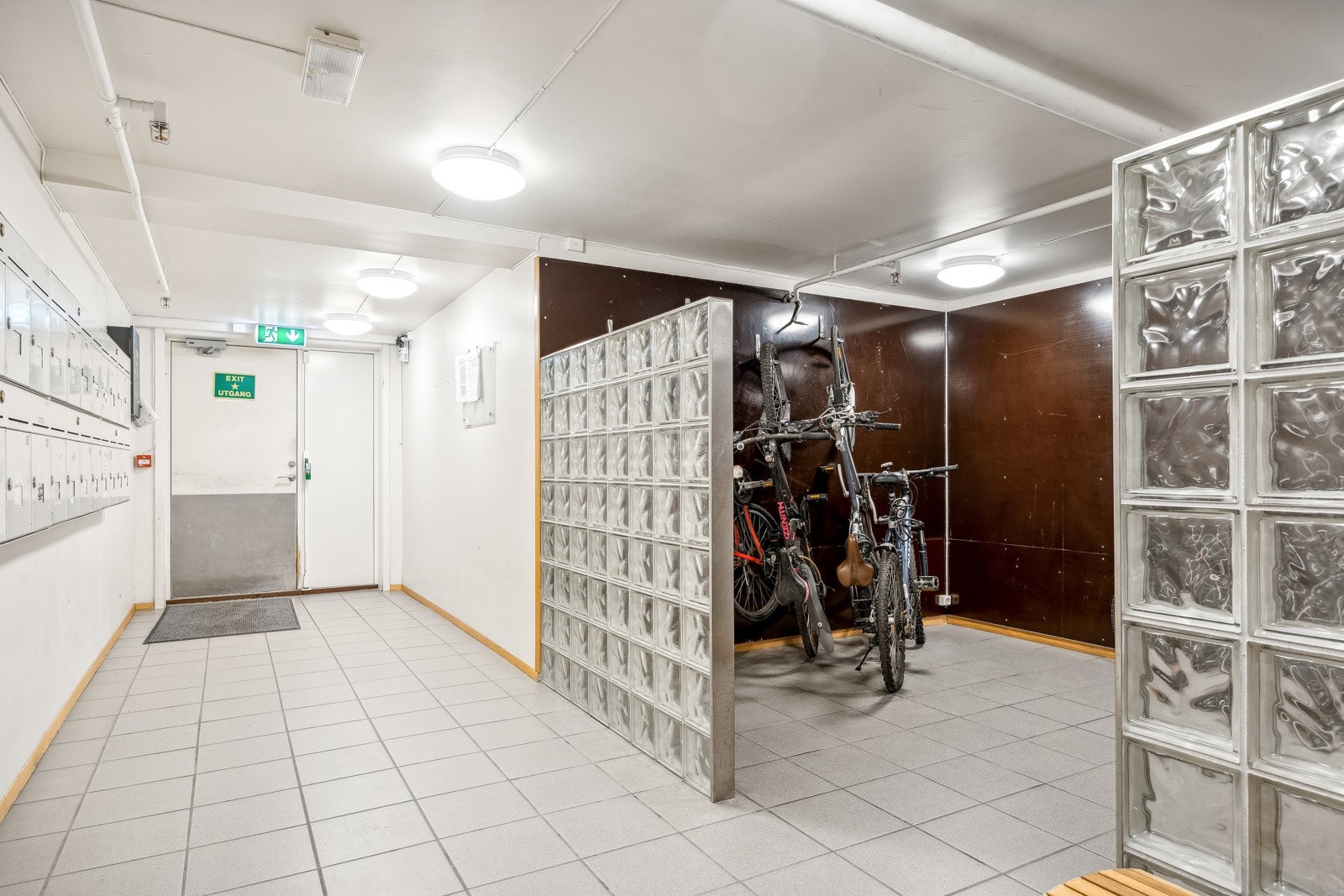 Stor bod på gang + kjellerbod gir gode lagringsmuligheter. Galleribilde