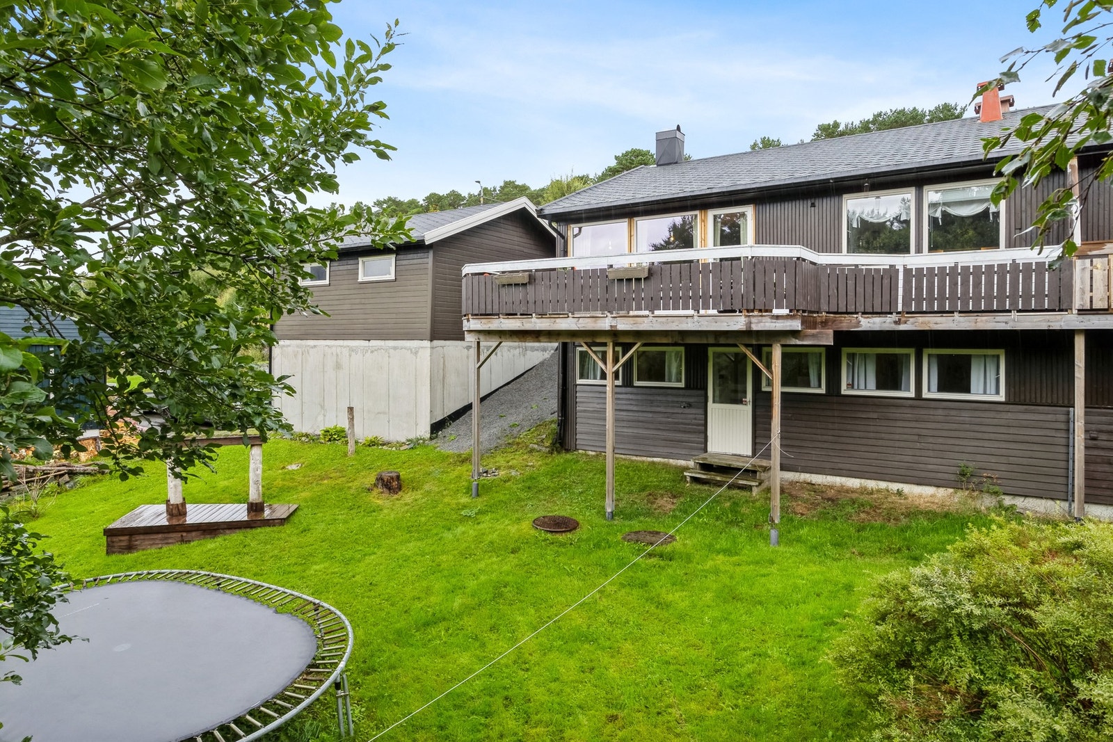 Boligen har en felles garasje som måler 17 kvadratmeter. Galleribilde