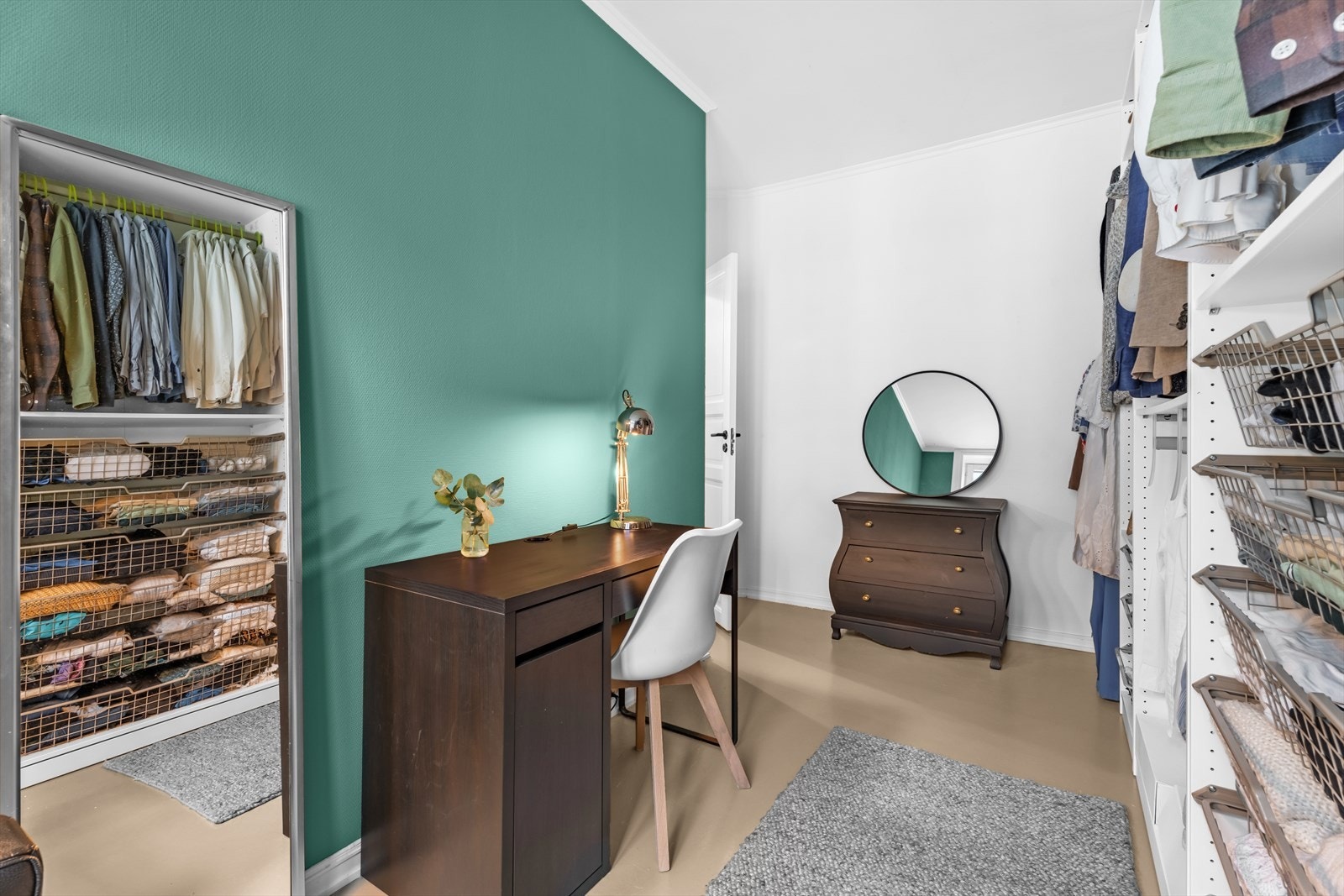 Boligen har to soverom av gode størrelser og har malte flater i smakfulle farger. Galleribilde