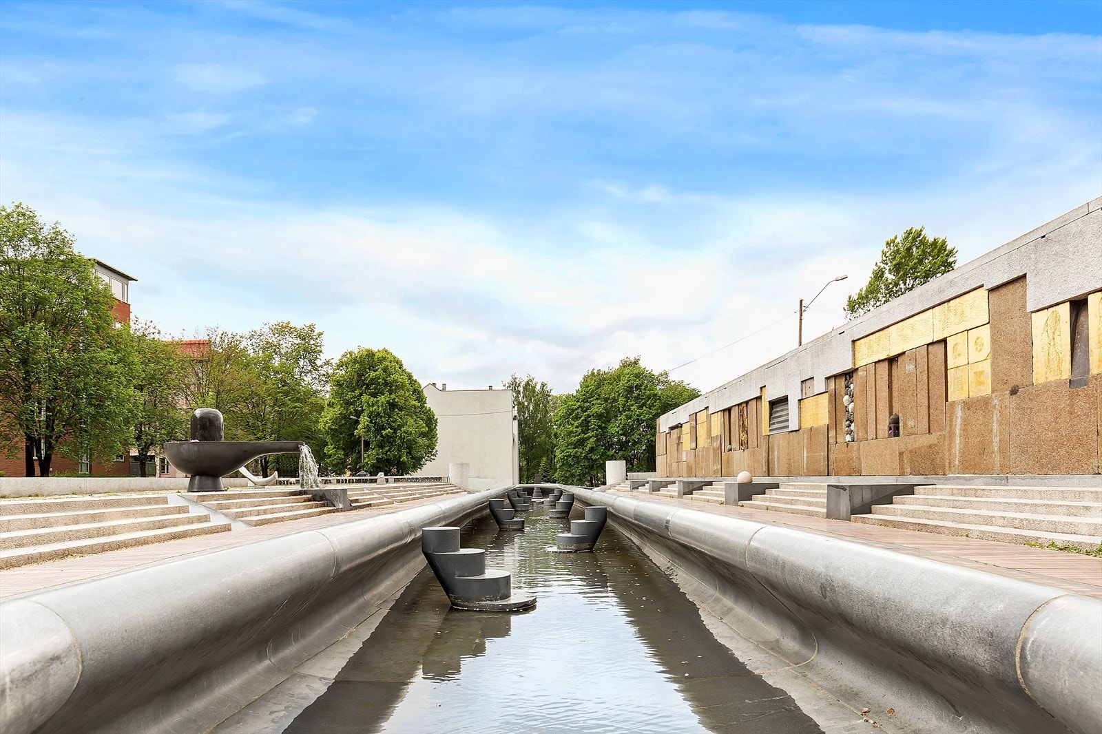 Klosterenga park, en grønn oase i hjertet av byen. Parken er kjent for sin unike kombinasjon av kunst og natur, med skulpturer, vakre gangstier og frodige grøntområder som skaper en fredelig atmosfære for avslapning og rekreasjon Galleribilde