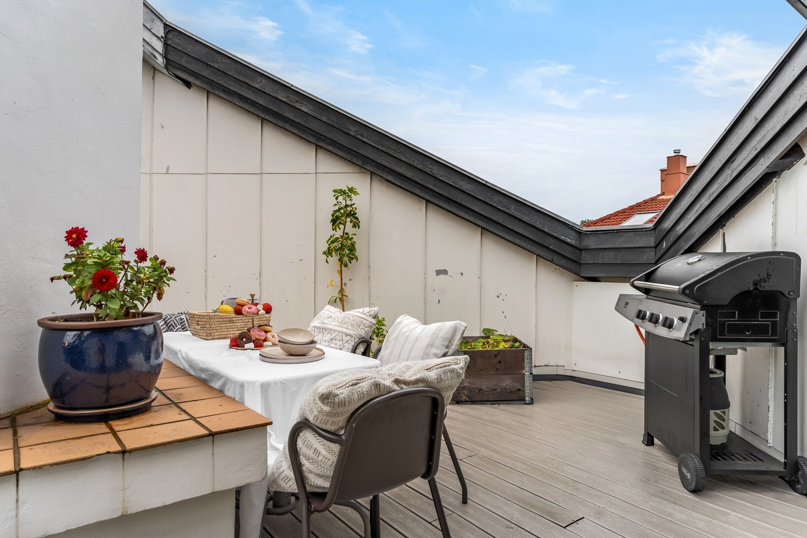 Takterrassen har felles sittegrupper og grill, samt et eget innendørs anretningsrom. Galleribilde