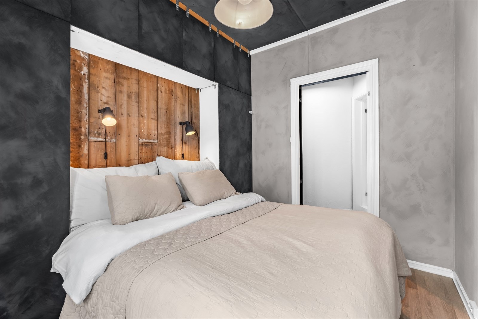 Plassbyggede skap over sengen ivaretar oppbevaringsplassen. Galleribilde