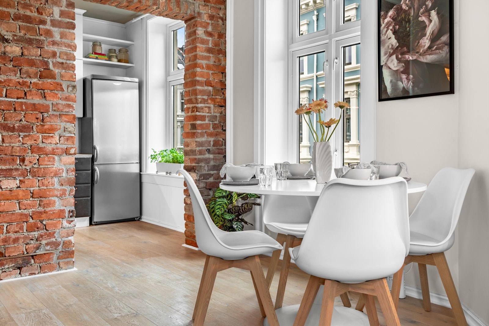 Stuen har en delvis åpen løsning mot kjøkkenet som er perfekt for sosiale sammenkomster. Galleribilde