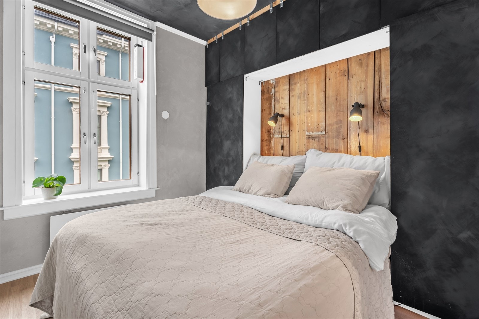 Hovedsoverom med god plass til dobbeltseng, nattbord og garderobeløsning. Galleribilde